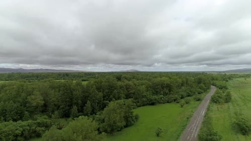 Straße unter Sturmwolken