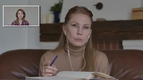 Portrait d'une femme caucasienne concentrée expliquant quelque chose à un collègue ennuyé dans un chat sans fil