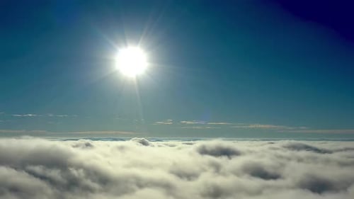 Sonne über Wolken Zeitraffer. Tropische Landschaft. Sonnenlicht am blauen Himmel