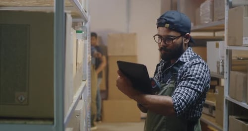 Mitarbeiter aktivieren Kästchen in einem Distributionszentrum