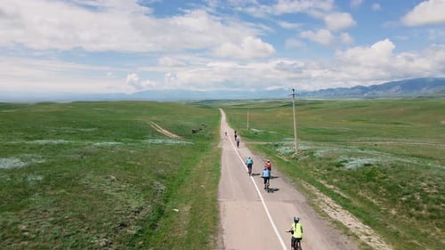 Menschen fahren Fahrrad auf der Bergstraße Ansicht von oben