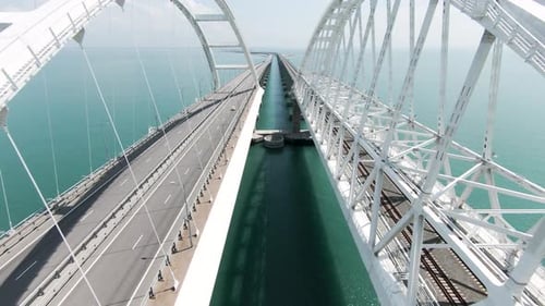 Vue aérienne du pont vide d'Istanbul sur le Bosphore
