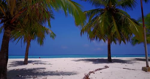 Tropischer, abstrakter Blick auf einen sommerlichen weißen Paradies-Sandstrand und türkisfarbenes Meer Hintergrund