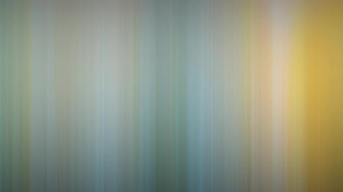 Telón de fondo en movimiento borroso abstracto con patrón lineal vertical que cambia de formas y colores