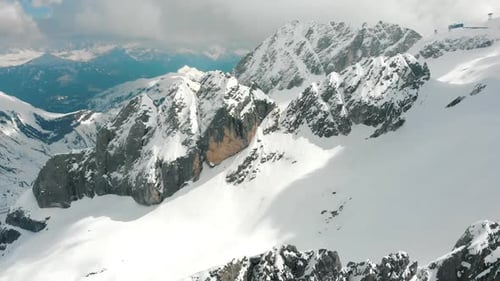 Hermosas montañas rocosas en Dolomitas, Italia