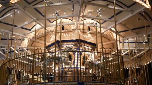 Beleuchtet Merry Go Round im Park. Hell beleuchteter Kreisverkehr dreht sich in wunderbarer Unterhaltung