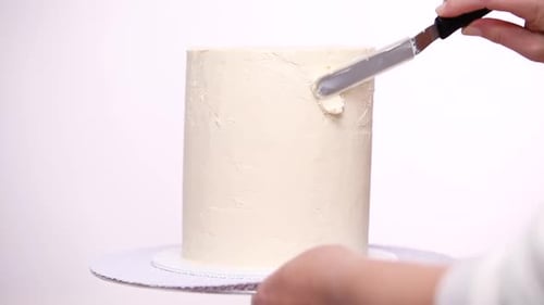Schritt für Schritt. Große Geburtstagstorte mit weißer Buttercreme-Glasur.