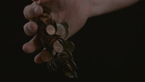 Handabwurf von Münzen in Zeitlupe; Schuss auf Phantom Flex 4K bei 1000 fps