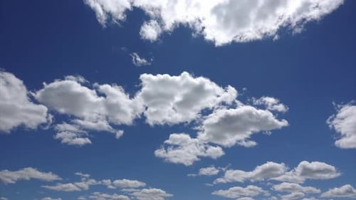 La luz del sol brillante pasa a través de nubes blancas y esponjosas en un hermoso fondo de cielo azul, lapso