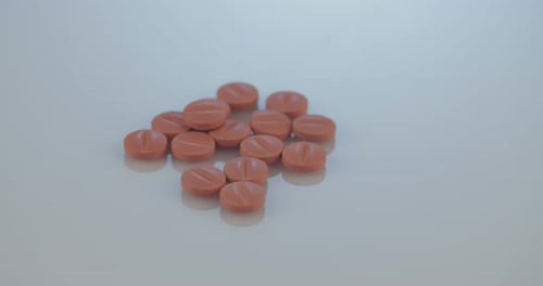 Verschreibungspflichtige Medikamente - Kapseln, Tabletten, Tabletten auf reflektierendem Hintergrund