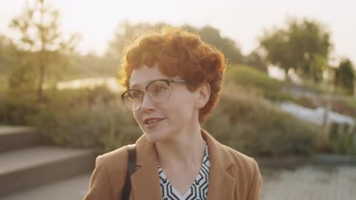 Groupe de collègues multiethniques parlant en plein air
