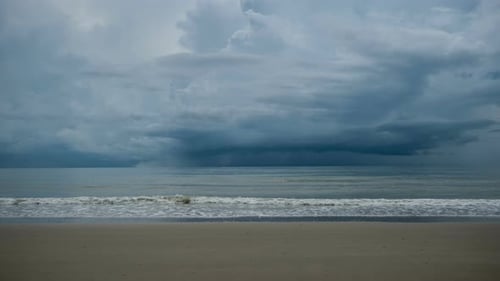 Meer- und Regenwolken