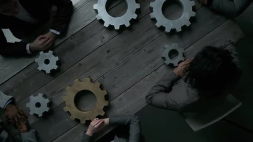 Pessoas de negócios conectam equipamentos