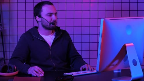 Junger Programmierer oder Hacker arbeitet nachts am Computer.
