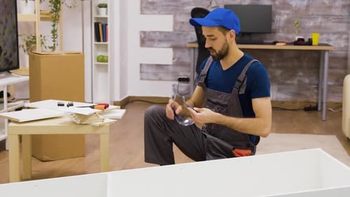 Travailleur portant des lunettes de protection avant l'assemblage des meubles