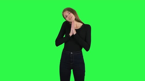 Junge Frau hält die Handfläche zusammen und bittet um etwas. Greenscreen