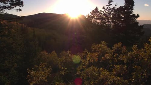 Luftaufnahme des Sonnenuntergangs an einem wunderschönen Berghang im Herbst.