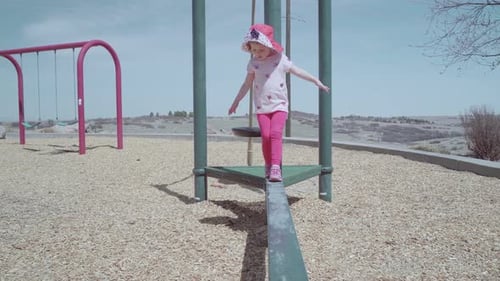 Niña jugando en un parque infantil al aire libre en un barrio suburbano.