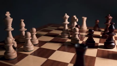Schach-Nahaufnahme in dramatisch Licht.