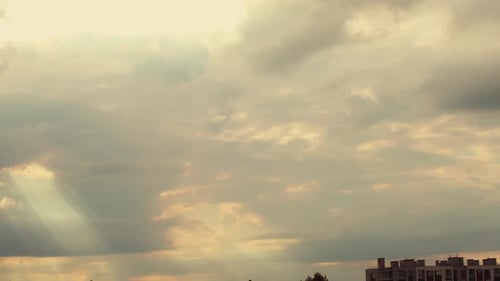 Nuages rapides et rayons de soleil dans le ciel bleu.