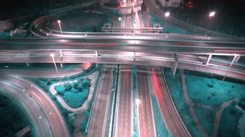 4K : Prise de vue aérienne par Drone hyperlapse d'une route autoroutière en mouvement rapide.