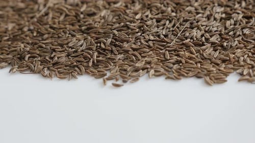 Haufen Kümmelsamen Nahaufnahme 4K kippbares Filmmaterial