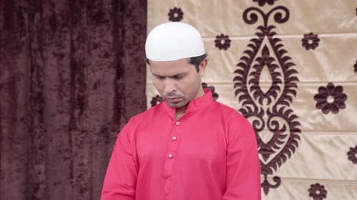 Muslimischer Mann beim Ramadan-Gebet