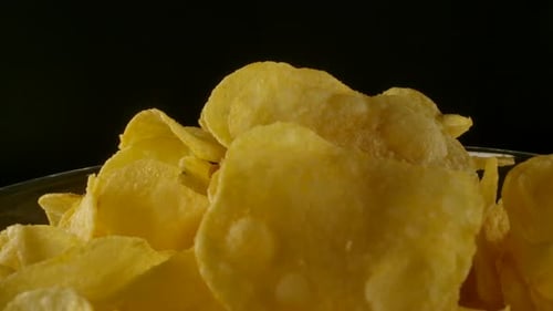 Frische Kartoffelchips in Schüssel
