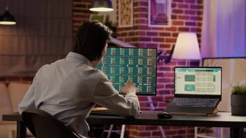 Trader de fundos de hedge analisando estatísticas do mercado de ações em tempo real