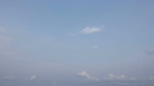 Zeitraffer einer weißen Wolke, die sich um den Himmelshintergrund bewegt