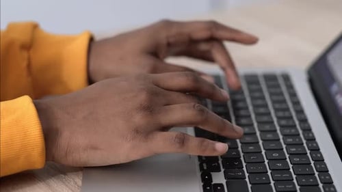 Hands on Keyboard Nahaufnahme Afroamerikanerin Mädchen arbeiten Büro Remote von zu Hause aus arbeiten Schwarze Frau