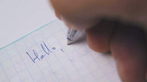 Mann schreibt einen warmen Brief an einen Freund mit Stift auf leeres Papier