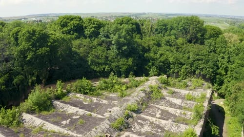 Vista aérea sobre el histórico castillo en ruinas y el fuerte de guerra