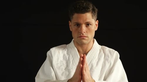 Mann übt Karate