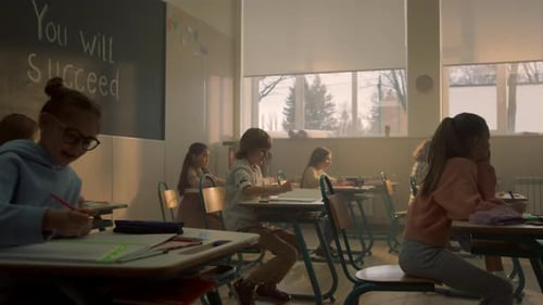 Crianças sentadas nas carteiras da escola na sala de aula