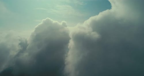 Luftflug über Wolken mit blauem Himmel im Hintergrund an einem schönen sonnigen Tag