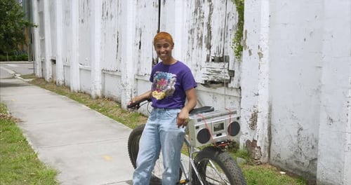 Este vídeo trata sobre una joven atractiva mujer descansando en bicicleta y escuchando un boom box. Este vídeo