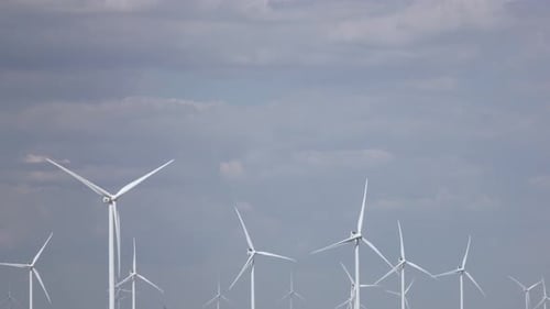 Windmotoren mit Schaufeln aus erneuerbaren Energiequellen für Wind. Nahaufnahme