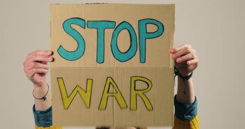 Ukrainisches Mädchen hält ein Antikriegsplakat in der Hand