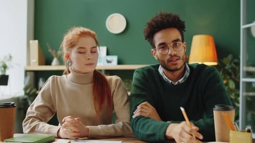 Deux collègues s'expriment devant la caméra lors d'un appel Web en ligne