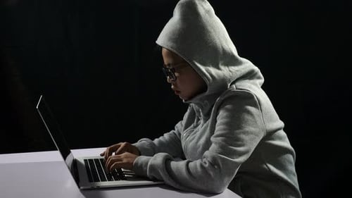Mulher hacker trabalhando no laptop à noite
