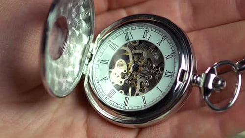 Taschenuhr in männlicher Hand, Minuten des menschlichen Lebens, Geschichte. Die Zeit vergeht