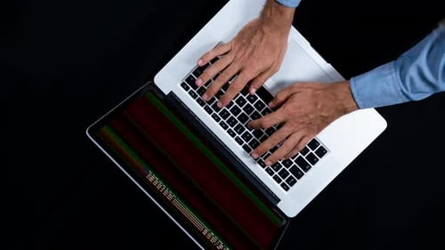 Vidéo d'une personne utilisant un ordinateur portable avec des données à l'écran