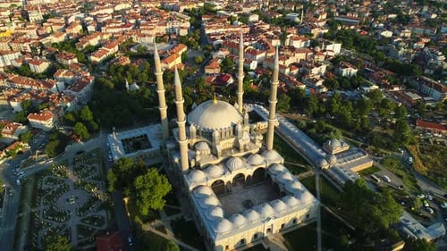 Luftaufnahme von Moschee und Stadt
