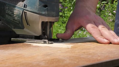 Gros plan d'un puzzle électrique en action