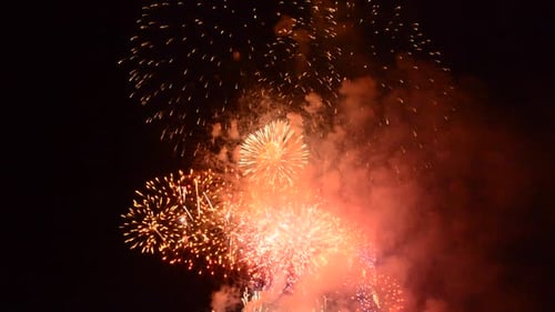Magnifique feu d'artifice coloré et étincelant