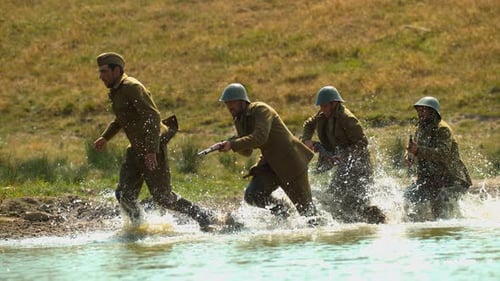 Soldados corriendo por el agua, cámara ultra Cámara lenta
