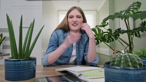 Jeune étudiante universitaire étudiant en ligne à l'aide de la communication vidéo