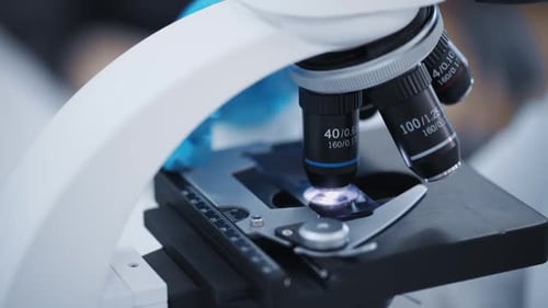 Forscher untersucht Proben eines modernen Elektronendiodenmikroskops Nahaufnahme in einer modernen Biochemikalie