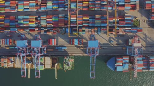 Carga y descarga de un buque portacontenedores en el puerto en el muelle
